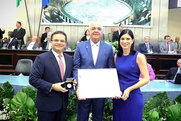Sem cargo, mas com muito prestígio: a homenagem a FF na Assembleia