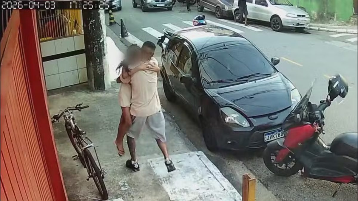 Câmera flagra pai abraçando filha que escapou do atropelamento que matou dois irmãos alagoanos