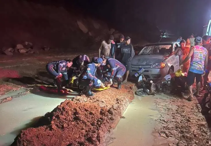 Colisão entre carro e motocicleta deixa duas pessoas feridas na BR-101