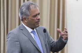 Depois de montar chapa “para outros”, deputado agora corre atrás de votos da sua reeleição