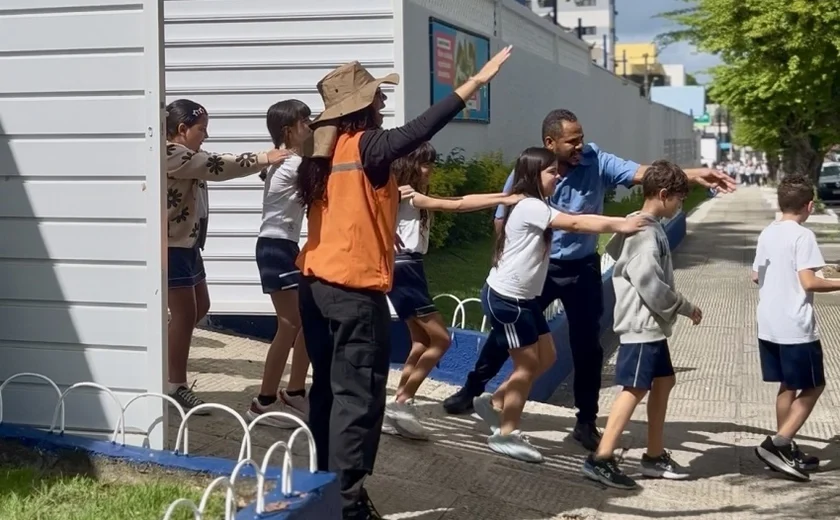 Defesa Civil de Maceió acompanha simulado de evacuação em colégio no bairro do Farol