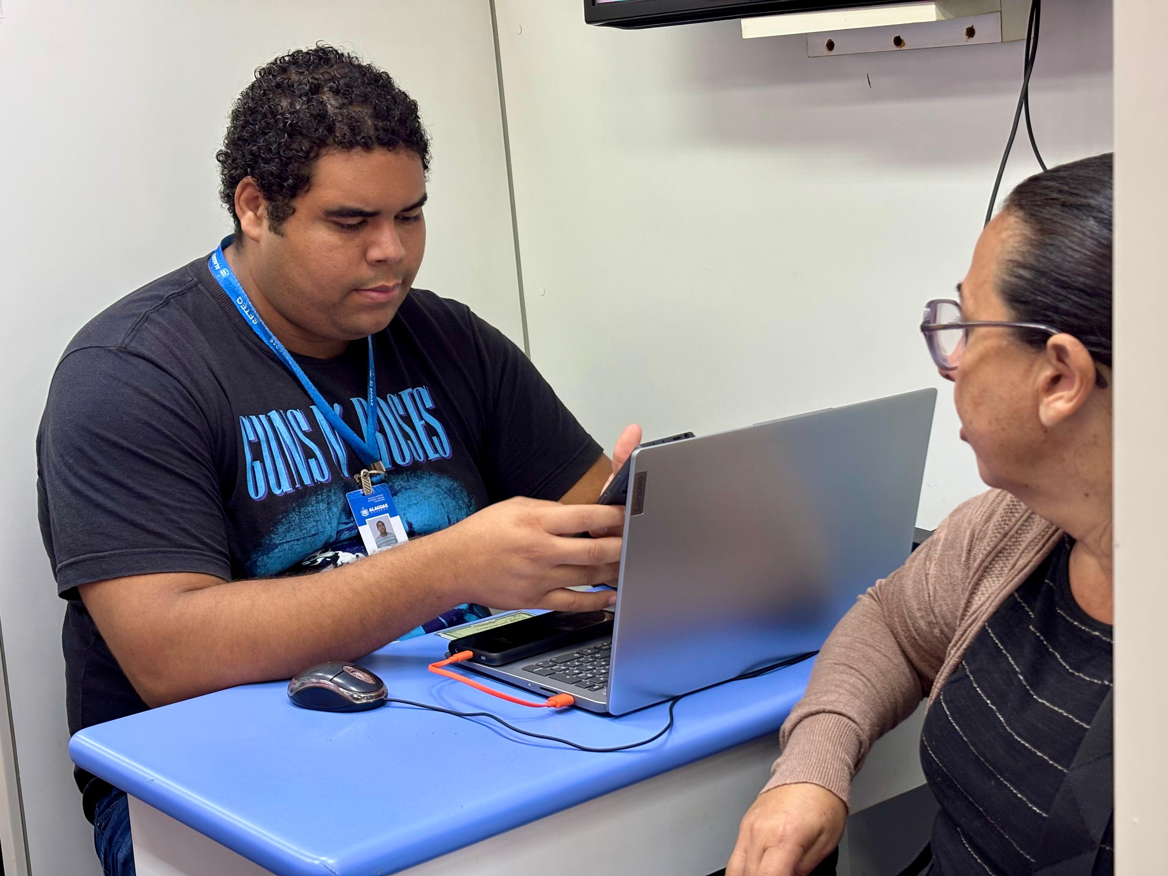 Governo oferta mais de 2 mil vagas de emprego com carteira assinada em Alagoas