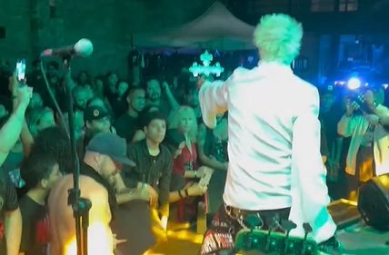 Supla protagoniza cena inusitada com crucifixo durante show em Maceió
