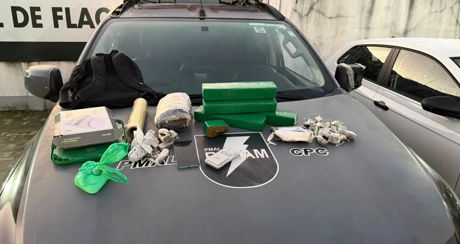 Suspeito de tráfico é preso com drogas e balanças de precisão em Maceió