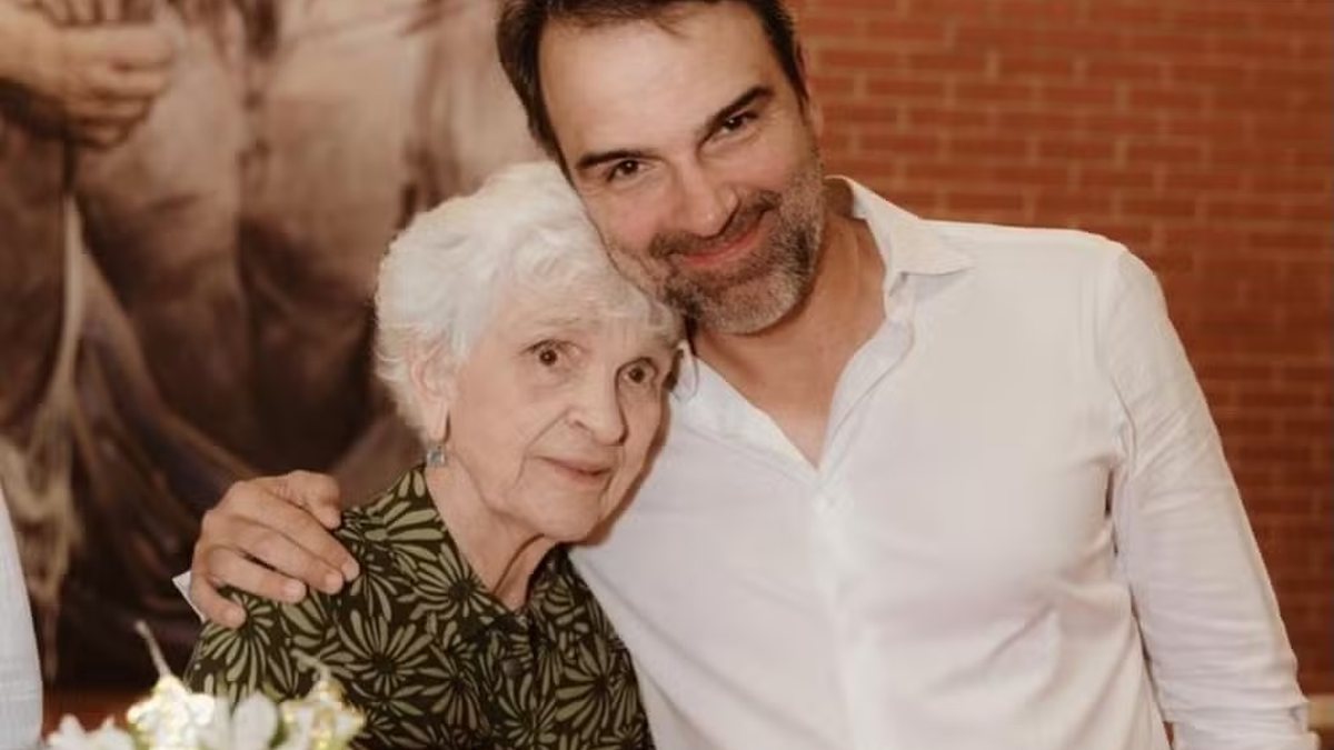 Tadeu Schmidt se despede da mãe, um mês após perder o irmão Oscar
