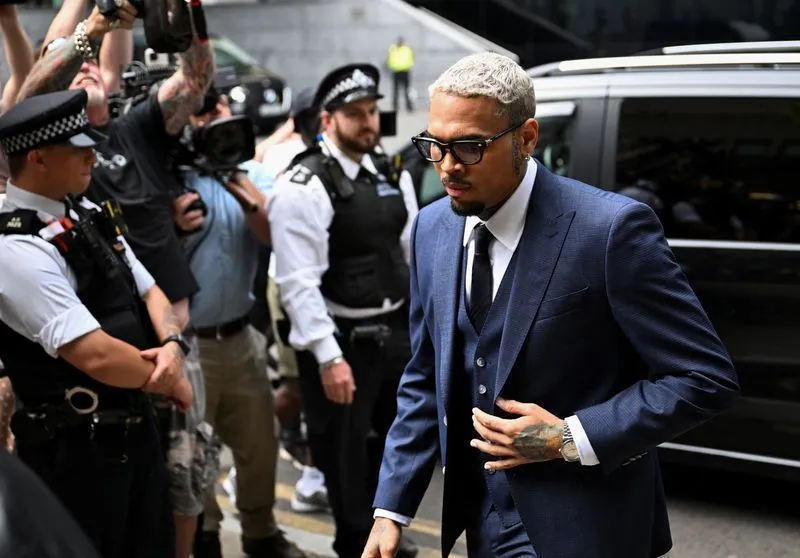 Chris Brown terá de pagar 67 milhões a ex-funcionária após ataque de cão