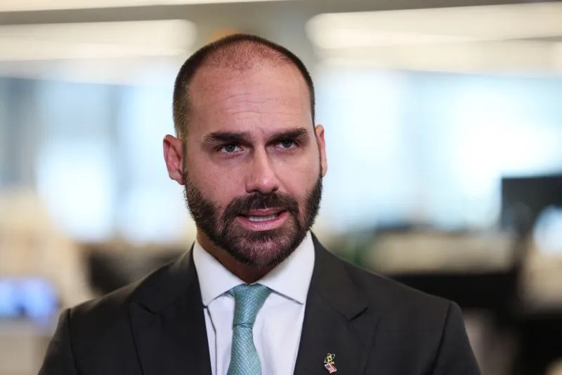 PF avalia pedir extradição de Eduardo Bolsonaro