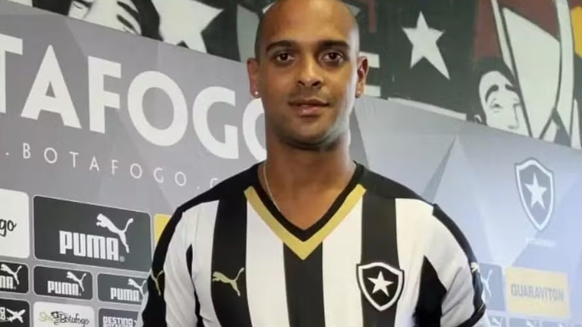 Ex-jogador do Botafogo morre soterrado após muro cair com ventania no RJ