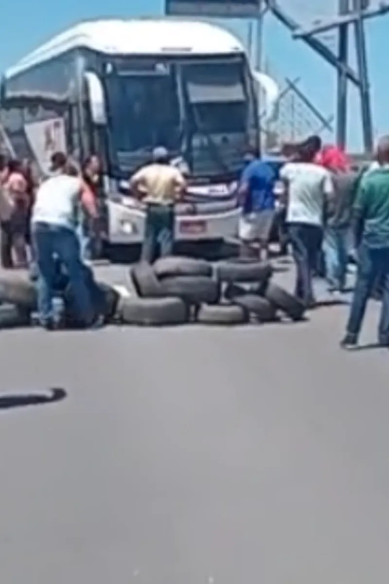 Taxistas bloqueiam avenida em protesto contra fiscalizações da SMTT de Marechal Deodoro