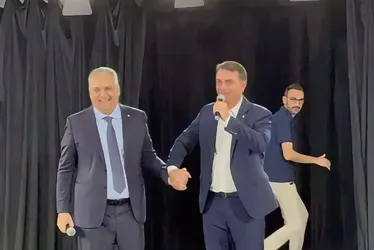 “Teremos novos tempos”, diz Gaspar após encontro com Flávio Bolsonaro