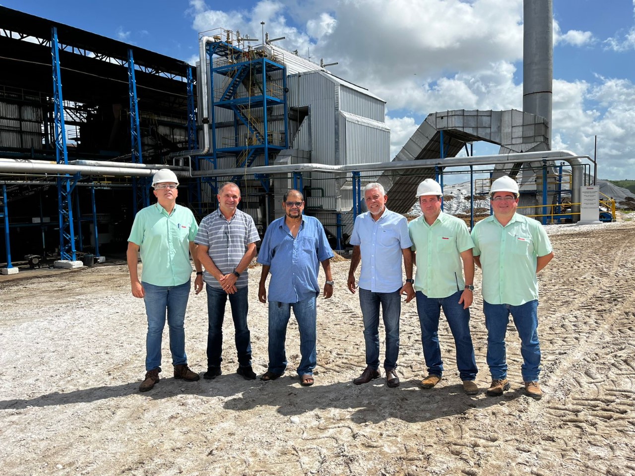 Diretores de Pindorama fazem visita técnica na nova caldeia da usina da cooperativa
