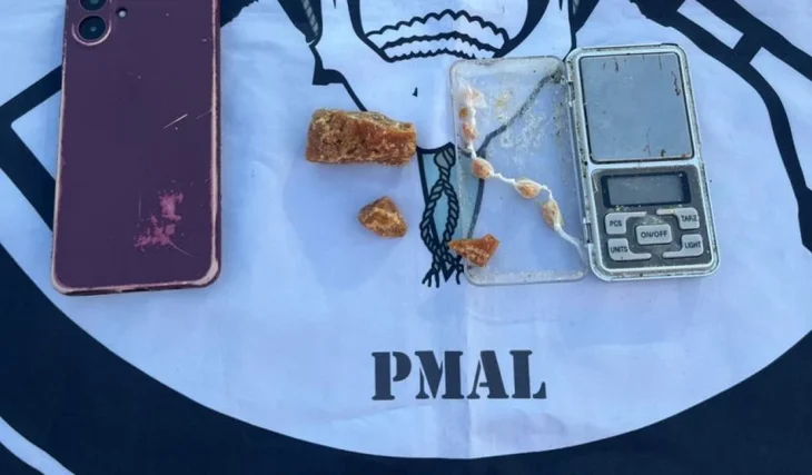 Mulher tenta fugir e é presa com crack enterrado em garrafa em Piranhas