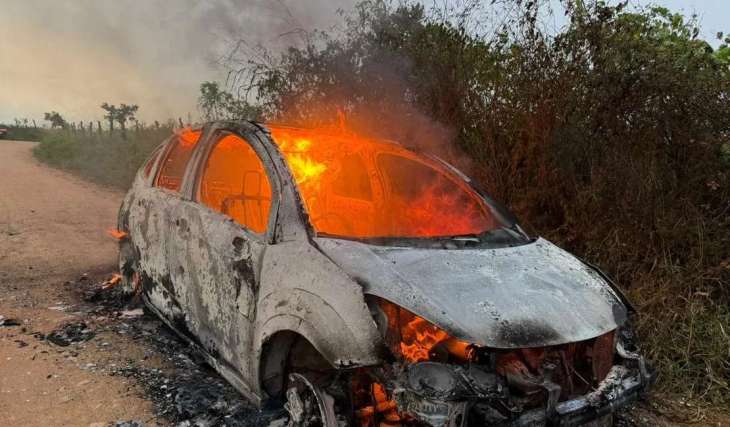 Carro fica destruído após incêndio em estrada de Craíbas
