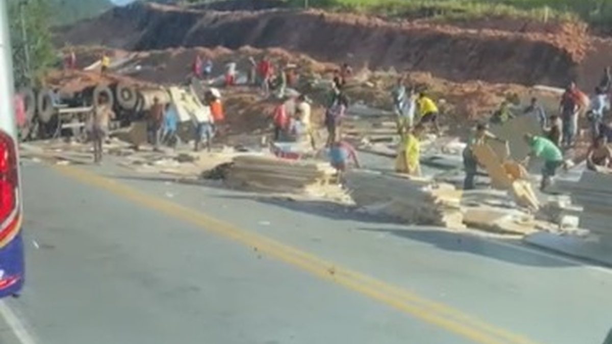 Carreta carregada com MDF tomba em Joaquim Gomes e populares saqueiam carga