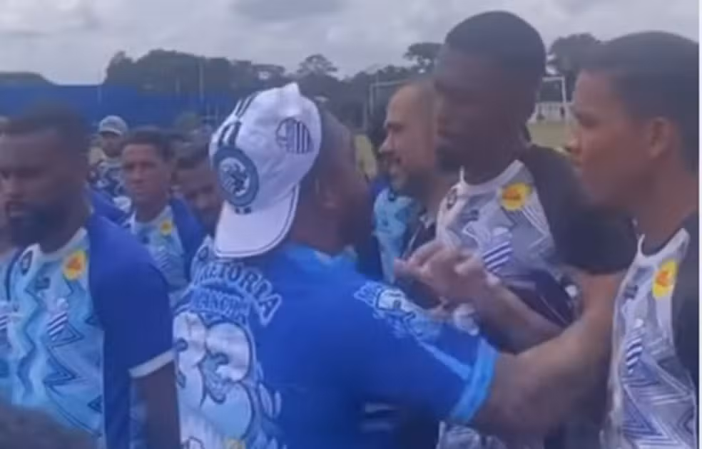 Torcida do CSA visita CT e Yago Oliveira é chacoalhado por torcedor