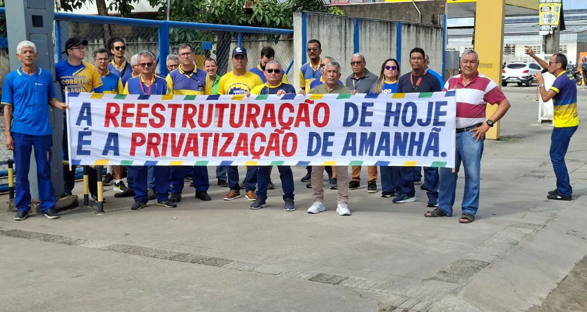 Trabalhadores protestam contra reajuste dos Correios e ameaçam greve