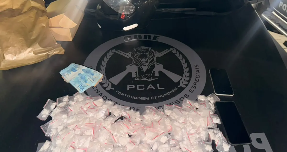 Suspeita de tráfico, jovem é presa com cocaína e dinheiro em Maceió