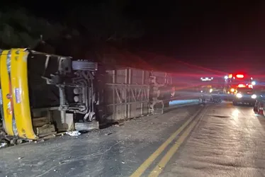 Ônibus que partiu de Alagoas tomba no norte de Minas e deixa cinco mortos