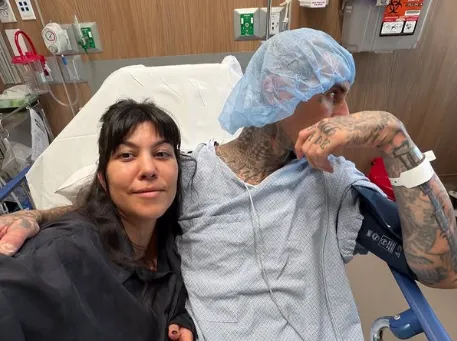 Travis Barker passa por cirurgia após sentir dormência nas mãos e nos dedos