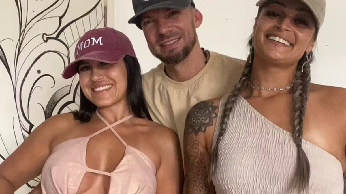 Duas mulheres de um trisal engravidam ao mesmo tempo: 'Foi um...'