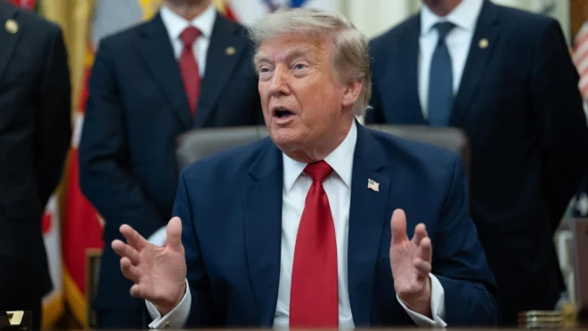 Trump ameaça novo ataque ao Irã caso Estreito de Ormuz siga fechado