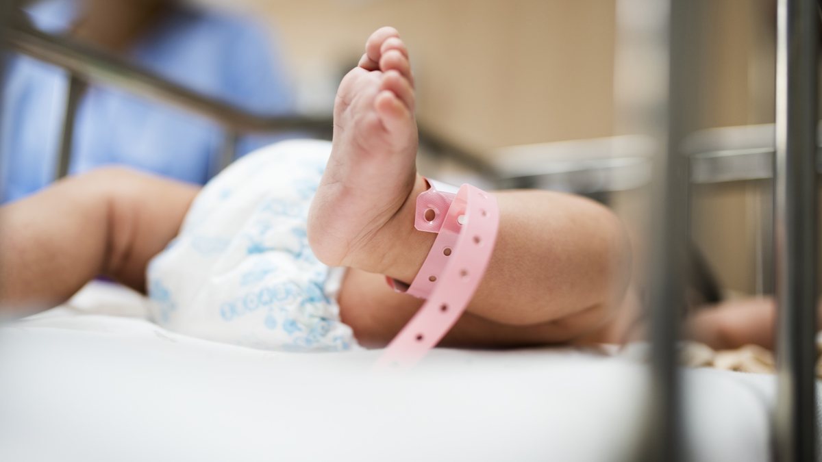 Lei que estende licença e salário-maternidade por 120 dias após alta hospitalar é sancionada
