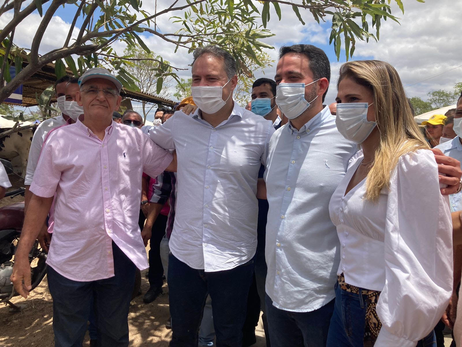 Renan Filho prestigia Expo Bacia e anuncia aumento no preço do leite