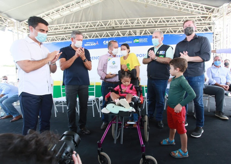 Governo Federal entrega 480 moradias a famílias de baixa renda