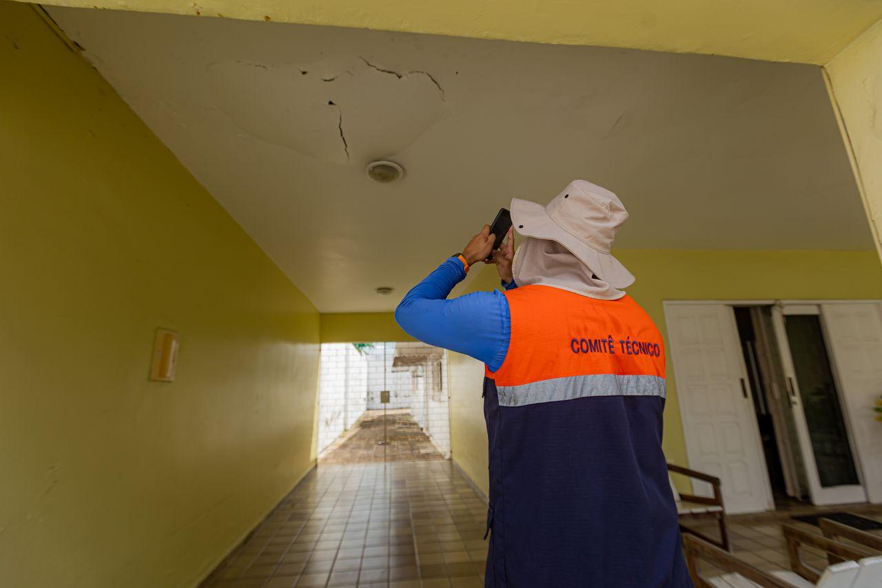 Defesa Civil de Maceió faz visita a imóveis próximos de áreas afetadas pela Braskem