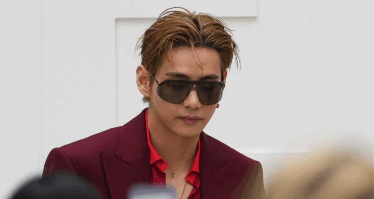 Taehyung, do BTS, revela perda severa de audição no ouvido direito