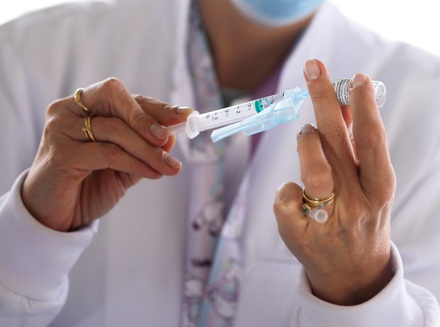 Prazo para médicos e enfermeiros dos EUA se vacinarem para não perderem emprego termina nesta segunda-feira (27)