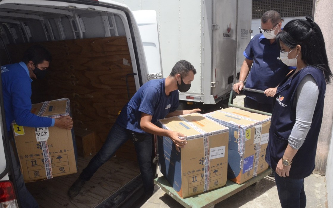 Mais de 128 mil doses contra Covid-19 chegam em Alagoas