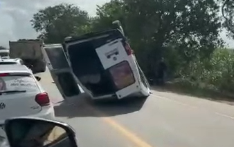 Van capota após colisão na BR-316, em Pilar