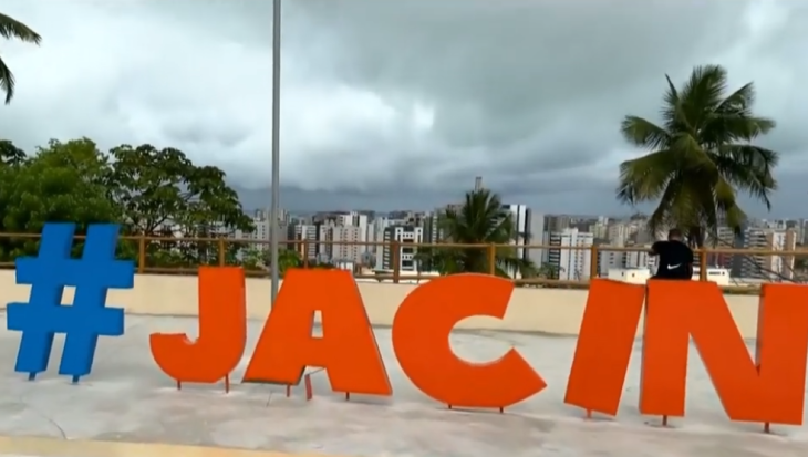 Totem recém-inaugurado é depredado no mirante do Jacintinho, em Maceió