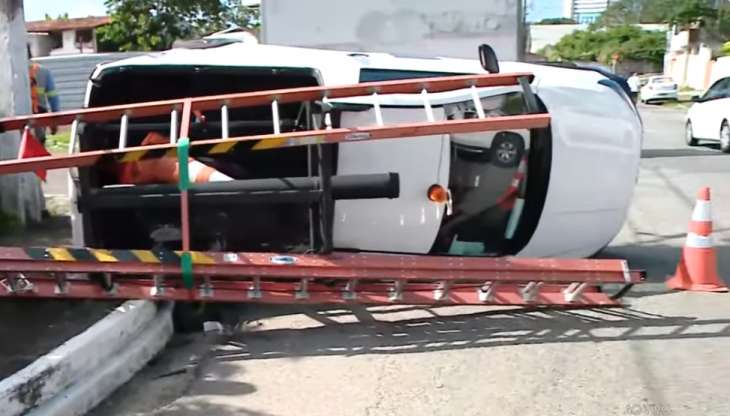 Carro da Equatorial capota após ser atingido por picape no Pinheiro