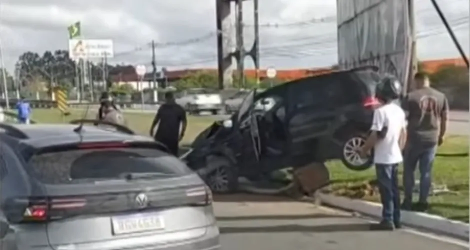 Carro fica destruído após colisão na Durval de Góes Monteiro