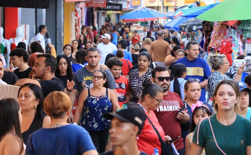 Centro de Maceió fica lotado com consumidores em busca das últimas compras de Natal