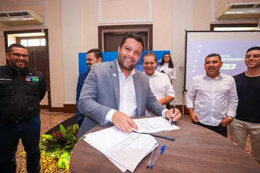 Vereador de oposição dá “desenvolvimento econômico” de presente a JHC
