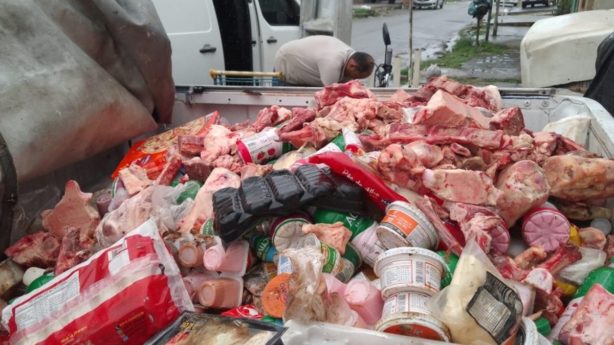 Vigilância apreende mais de 800 kg de alimentos impróprios no Vergel