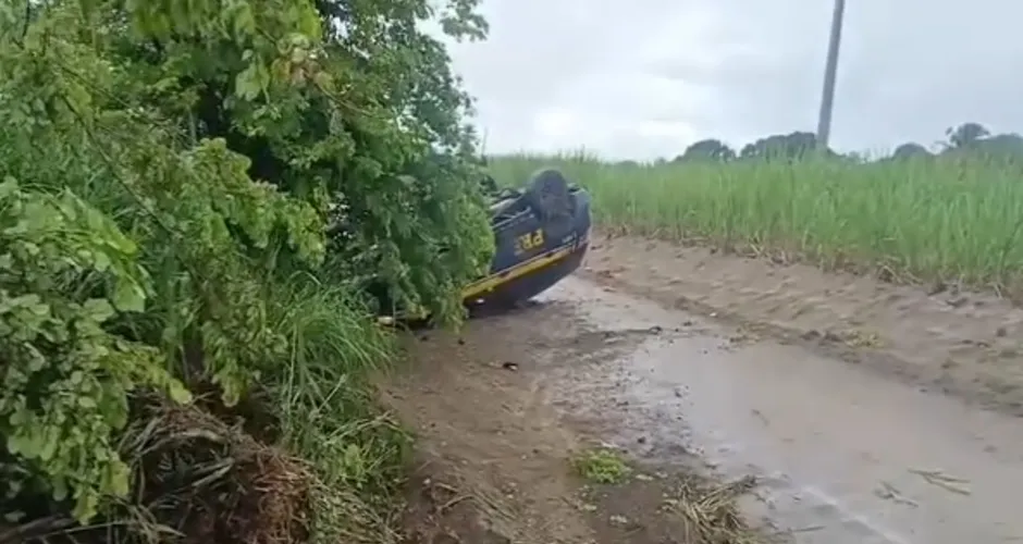 Viatura da PRF capota em pista molhada da BR-101 durante forte chuva