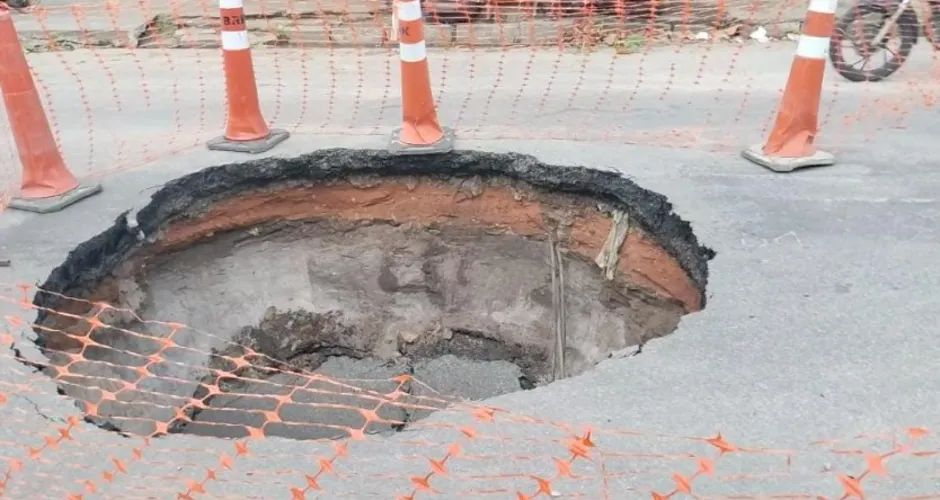 VÍDEO: Cratera em avenida no Trapiche da Barra prejudica trânsito e comércio local