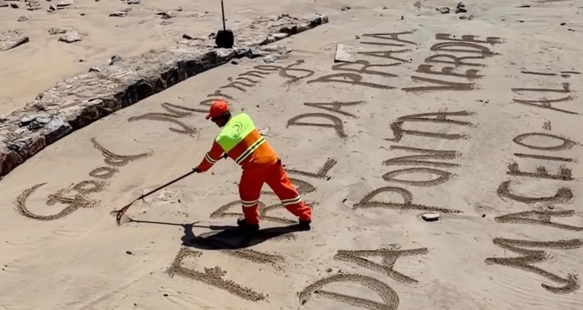 Gari viraliza ao escrever mensagens na areia da Praia de Ponta Verde