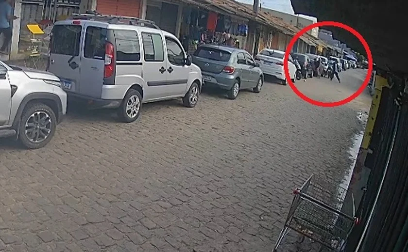 Vídeo: Jovem é baleado à queima-roupa na feirinha do Jacintinho