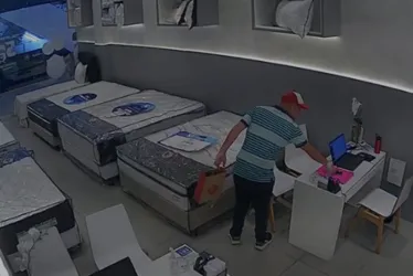 Homem furta celular em loja de colchões dentro de shopping em Maceió