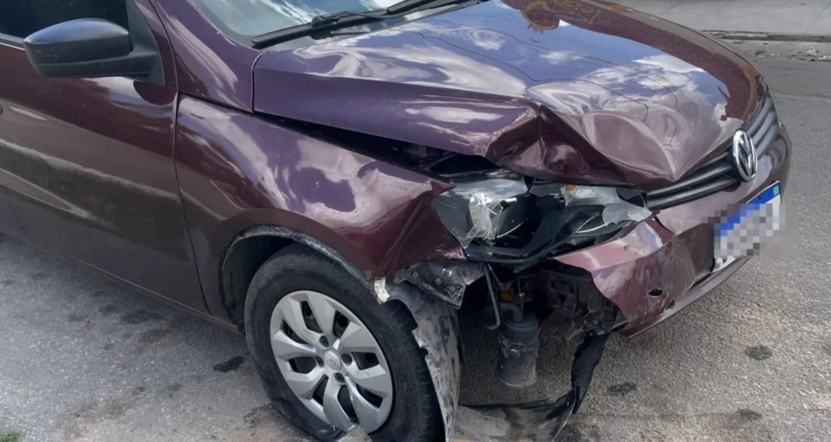 Motociclista pula de moto e sofre fratura na perna após bater em carro