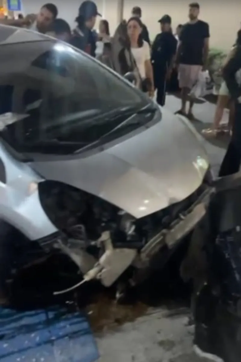 Motorista perde controle do carro e atinge entrada de shopping na parte alta de Maceió