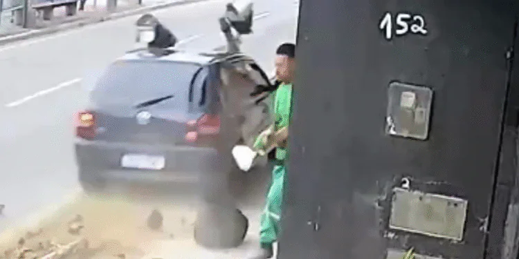 Agente de limpeza escapa de atropelamento e agradece de joelhos por livramento