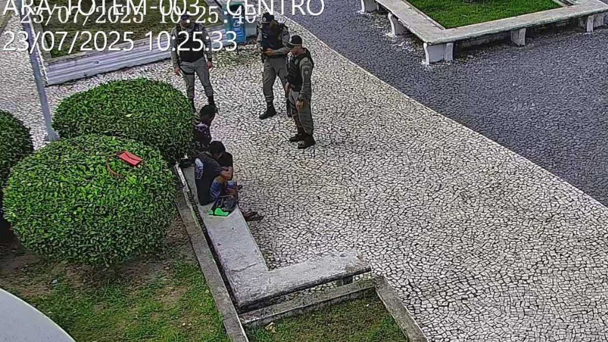 Câmeras ajudam a flagrar homem com faca de 30cm no centro de Arapiraca