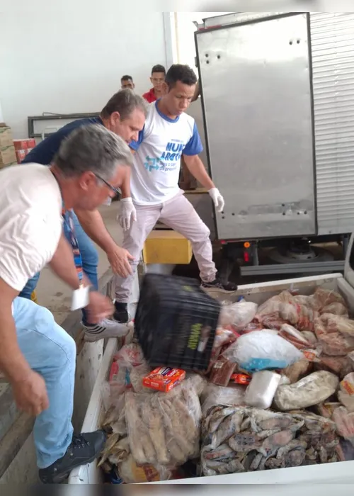 Supermercado é flagrado com 1,3 tonelada de alimentos vencidos
