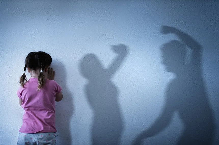 Filhos e enteados das vítimas de feminicídio têm direito à pensão do INSS